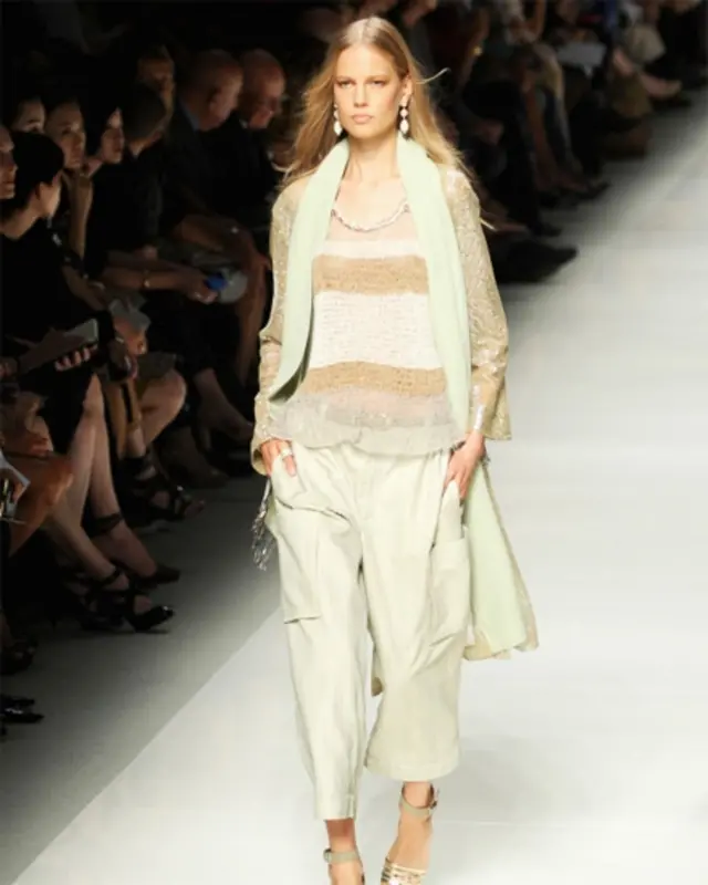 اس فیشن ویک کو دیکھنے کے لیے دنیا بھر سے فیشن ڈیزائنرز کے علاوہ اداکار پہنچے ہیں۔ 