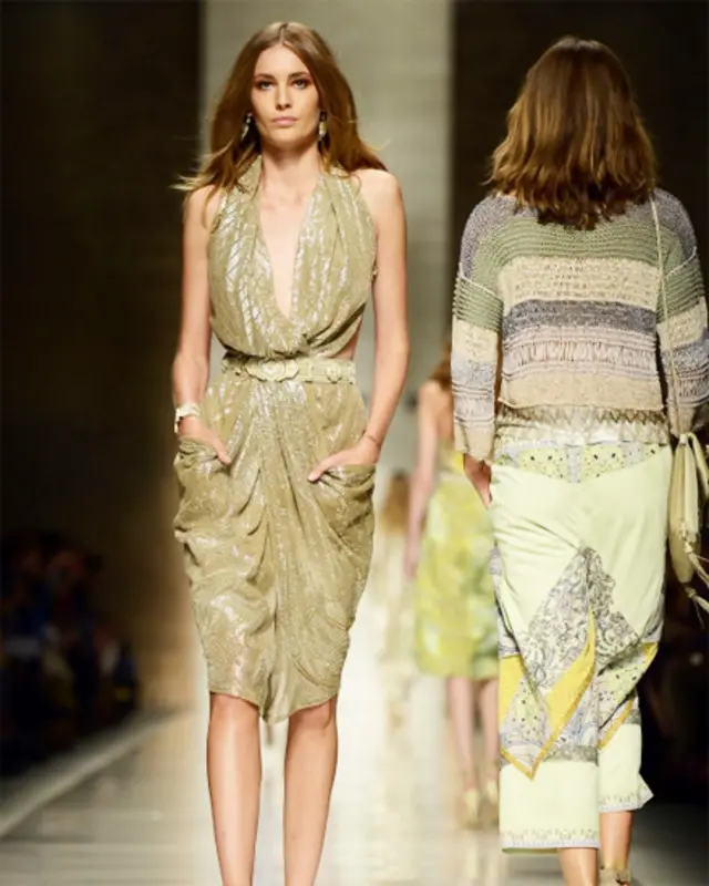 اس فیشن ویک میں ارمانی کے بقول خواتین کی سدھائی ہوئی طاقت پر زور دیا گیا ہے۔