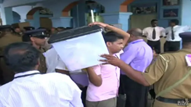 ඡන්ද පෙට්ටි ගණන් කෙරෙන මධ්‍යස්ථානයක් කරා 