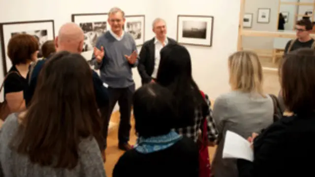 Fotografer Inggris, Martin Parr bertemu pengunjung museum, menjelaskan karya-karya fotografer legendaris Tony Ray-Jones.
