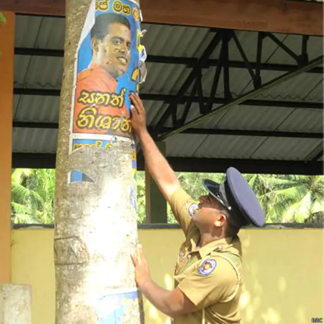 
අවසන් මොහොතේත් පෝස්ටර් අලවා තිබෙනු දක්නට ලැබුනා 