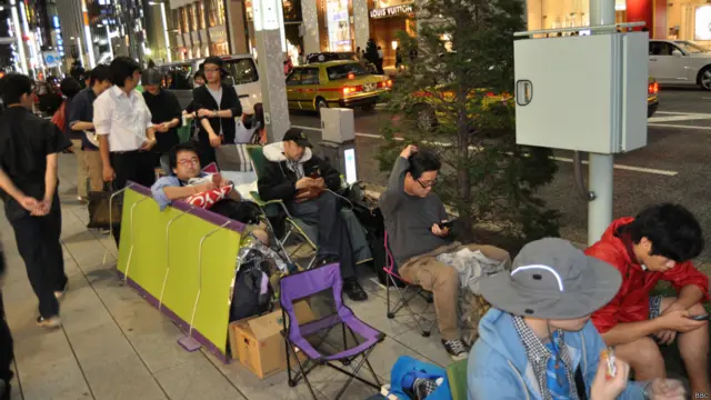 صف مشتاقان آی‌فون در خیابان گینزا در توکیو، عکس‌‌های توکیو از افشین والی نژاد 