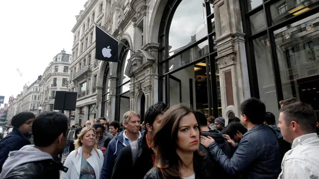 صف مشتاقان آی‌فون 5اس در خیابان ریجنتز لندن