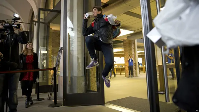 ابراز احساسات دومین خریدار آی‌فون 5اس در حال خروج از فروشگاه اپل در کاونت گاردن لندن