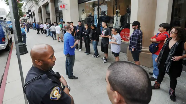 صف مشتاقان آی‌فون، شهر پاسادنا، ایالت کالیفرنیا