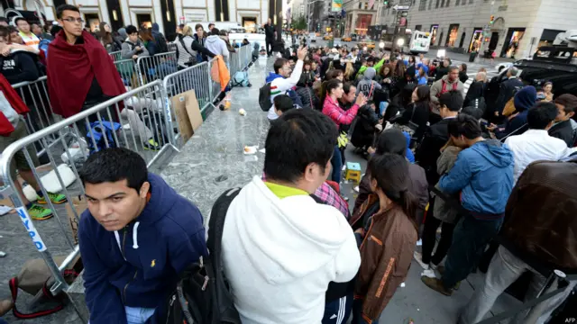 صف مشتاقان آی‌فون جدید در خیابان پنجم منهتن در نیویورک