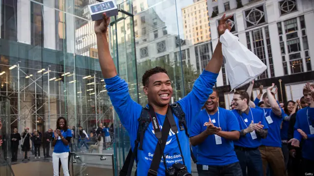 ابراز احساسات برایان چبالو، یکی از اولین کسانی که موفق شد آی‌فون 5اس را از فروشگاه خیابان پنجم منهتن بخرد. او و دوستش پانزده شبانه روز در صف بوده‌اند