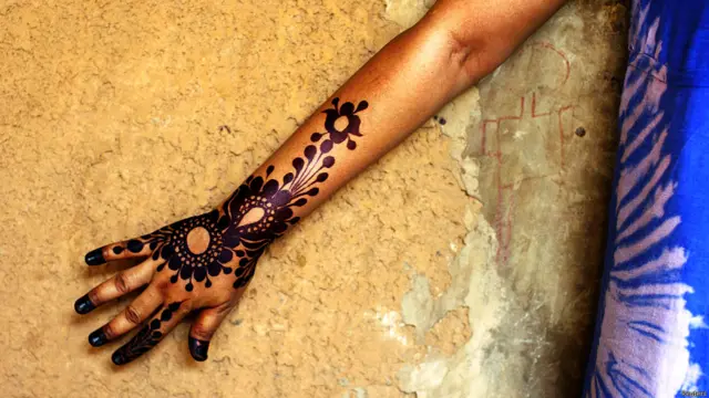 हिना आर्टिस्ट, नियामे, नाइजर, टैटू