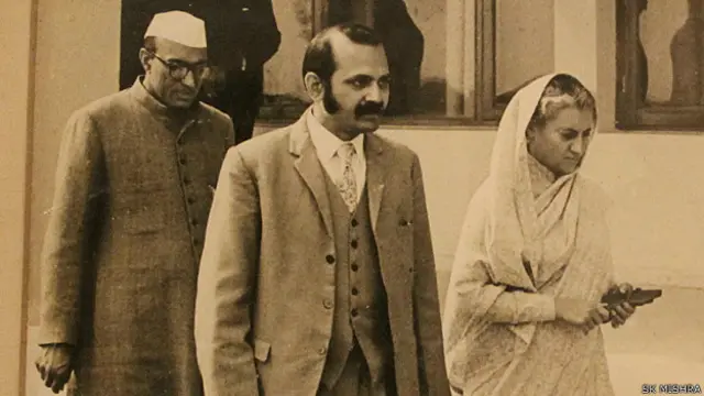 सबसे बाएं बंसीलाल और दाहिनी ओर इंदिरा गांधी