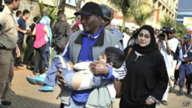 Petugas penyelamat membantu seroang anak keluar dari mal Westgate di Nairobi, Kenya. 