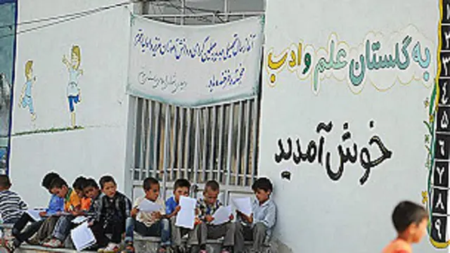 د ايران د ښوونې او روزنې وزير ويلي د هېواد د نوي سیاست پربنسټ به په دې هېواد کې هېڅ افغان ماشوم له زده کړې بې برخې پاتې نه شي.
