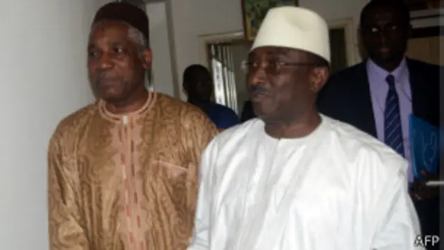 Le président de la Céni, Boukaray Fofana et le président de l'UFR, Sidya Touré, ex-premier ministre, à l'issue d'une rencontre avec l'ambassadeur des Etats-Unis. 