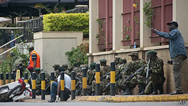 Quân đội Kenya đang bao vây thương xá