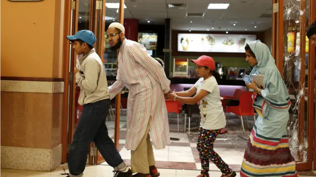 購物中心內穆斯林離開