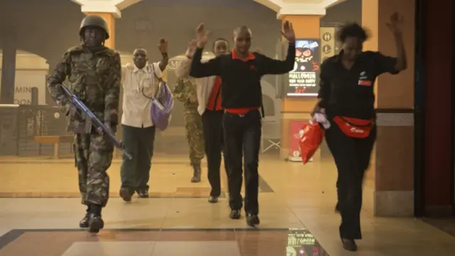 حملہ آوروں کو عمارت کے ایک کونے میں محدود کرنے کے بعد سکیورٹی فورسز نے تلاشی کا عمل شروع کیا اور محفوظ مقامات پر چھپنے والے افراد ہاتھ اٹھائے عمارت سے باہر نکلے