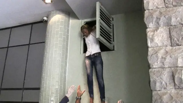 شاپنگ سنٹر کی عمارت پر حملے کے بعد وہاں موجود افراد نے باہر نکلنے کے لیے ہر ممکن راستے استعمال کیے