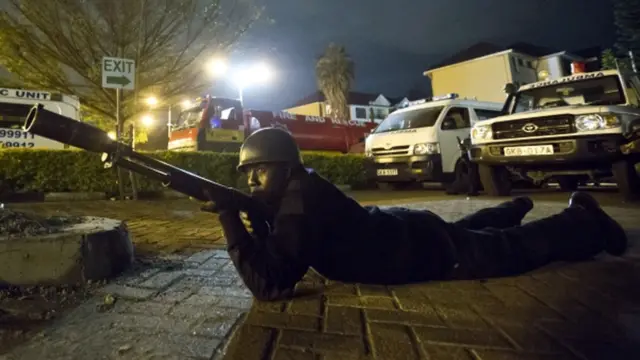 حکام کے مطابق حملے کو آٹھ گھنٹے سے زائد کا وقت گزر جانے کے بعد بھی آپریشن رات کی تاریکی میں جاری رکھا جائے گا