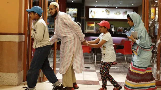 عینی شاہدین کے مطابق حملہ آوروں نے موقع پر موجود افراد کو ان کے مذہب کی بنیاد پر چنا اور پھر انہیں باہر چلے جانے کی اجازت دی یا ان پر فائرنگ کی