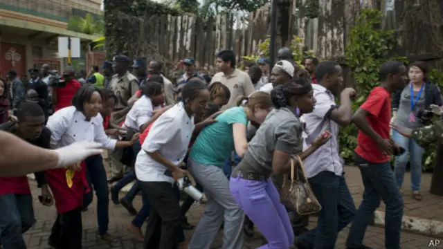 Người dân được sơ tán khỏi trung tâm mua sắm 