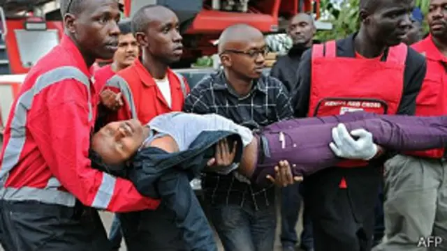 Una mujer es evacuada del centro comercial en estado de shock