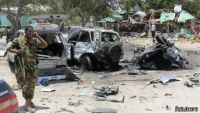 Carros destruídos após ataque a bomba em Mogadíscio no início de setembro