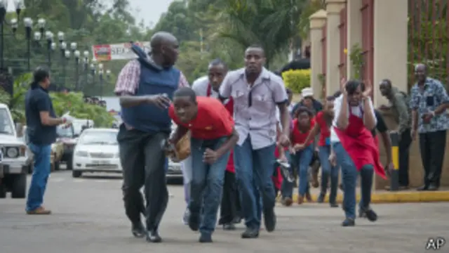 Civis fogem após ataque em shopping de Nairóbi