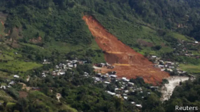 Сход оползня в деревне Ла Пинтада