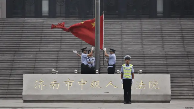 山东济南中级法院外警察升起中国国旗（22/9/2013）
