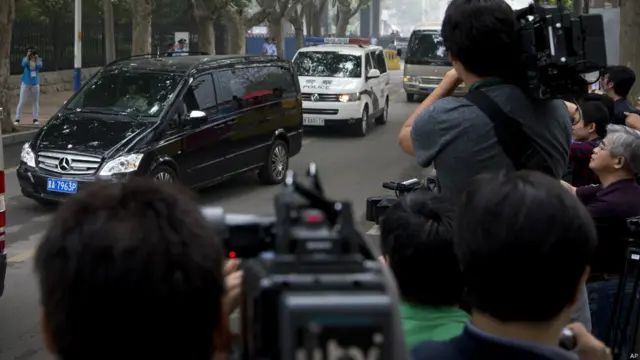 媒体记者拍摄据信押送薄熙来薄熙来的车队（22/9/2013）