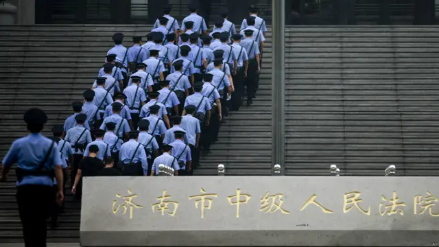 济南中院外一批警员列队走上台阶（22/9/2013）