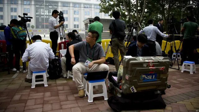 济南中院外电视记者们架起摄像机与直播设备守候（22/9/2013）