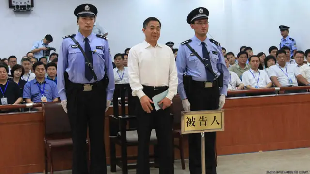 薄熙来（中）在法庭上站立听判（济南中级法院图片22/9/2013）