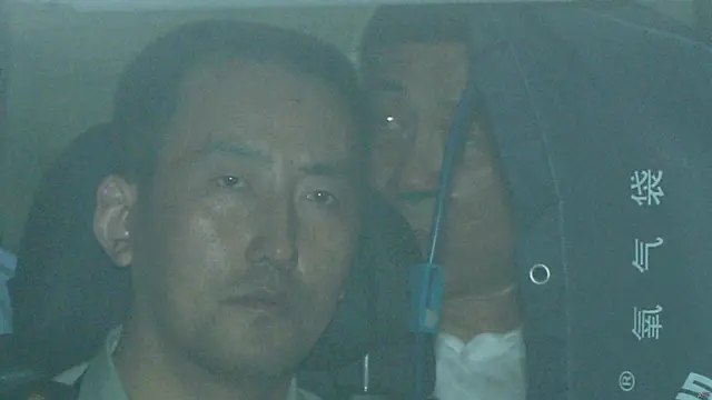 薄熙来（后）由武警车辆押走（22/9/2013）