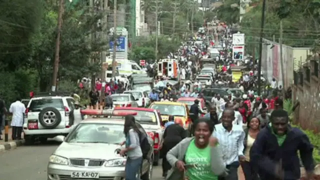 شوهد المتسوقون وهم يندفعون خارج مركز التسوق مذعورين