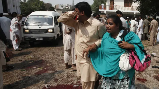 ایس پی سٹی نے مقامی میڈیا سے بات کرتے ہوئے کہا کہ اس واقعے میں ایک پولیس اہلکار بھی ہلاک ہوا ہے جو چرچ کے گیٹ پر ڈیوٹی دے رہا تھا، جب کہ ایک دوسرا پولیس اہلکار شدید زخمی ہوا ہے۔