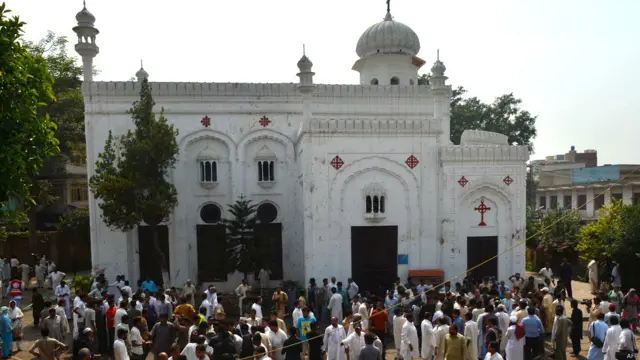 ہمارے نامہ نگار عزیزاللہ خان کے مطابق بم دھماکا اتوار کی صبح پشاور کے اندرونِ شہر کوہاٹی گیٹ کے قریب واقع چرچ میں ہوا۔