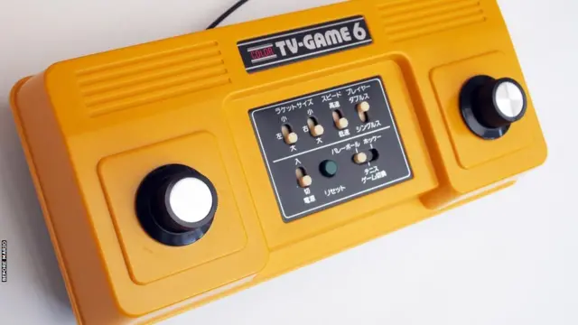 سال ۱۹۷۷ بود که نینتندو نخستین دستگاه بازی کامپیوتری خود را وارد بازار کرد. تی وی گیم۶ که شش بازی ساده با طراحی ابتدایی داشت، از ترکیب یک توپ و چند خط تشکیل شده بود. این بازی در سال‌های نخستین پس از انقلاب ایران در میان ایرانیان به قدری محبوب بود که تا سال‌ها بسیاری از دستگاه های بازی‌های کامپیوتری خانگی را "تی وی گیم" می‌نامیدند.