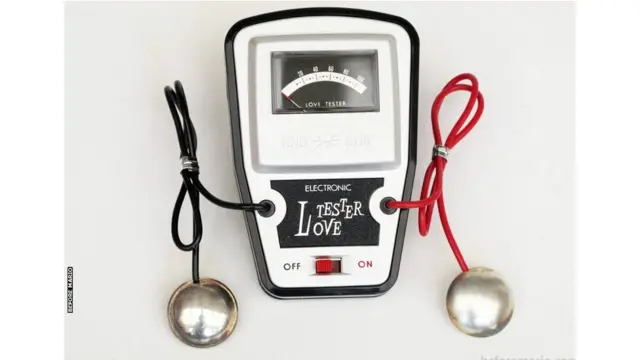 گام بعدی ابزار و اسباب‌بازی‌های الکترونیک بود. از جمله عشق سنجی که در سال ۱۹۶۹ تولید و عرضه شد.