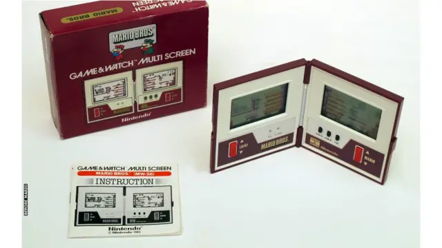 در ابتدای دهه ۱۹۸۰ ساخت و عرضه بازی‌‌های کامپیوتری دستی انقلابی در این صنعت به پا کرد و حسابی میان کودکان و حتی بزرگسالان جای خود را باز کرد . Game&Watch محصول نینتندو بود که فقط شامل یک بازی ساده بود. هر چند در طول ده سال تولید این محصول، پیشرفت قابل ملاحظه‌ای کرد.
