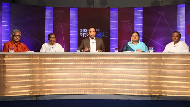 প্যানেল সদস্য বাঁ থেকে : আওয়ামী লীগের সংসদ সদস্য হাফিজ আহমদ মজুমদার, সিলেট থেকে প্রকাশিত দৈনিক পুণ্যভূমি পত্রিকার সম্পাদক মুকতাবিস-উন-নূর চৌধুরী, অনুষ্ঠান সঞ্চালক আকবর হোসেন, শাহজালাল বিজ্ঞান ও প্রযুক্তি বিশ্ববিদ্যালয়ের সহযোগী অধ্যাপক তাহমিনা ইসলাম এবং সিলেটের মেয়র ও বিএনপি নেতা আরিফুল হক চৌধুরী। 