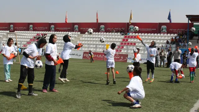 در سالهای اخیر فوتبال یکی از ورزشهای محبوب میان دختران افغان نیز بوده است.