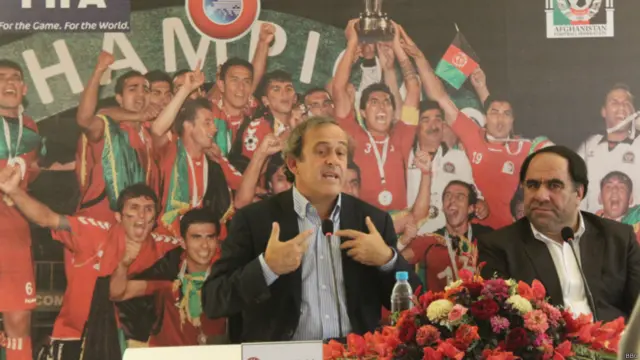 آقای پلاتینی در کنفرانس مطبوعاتی با رئیس فدراسیون فوتبال افغانستان وعده داد که به آموزش مربیان افغان کمک می کند.