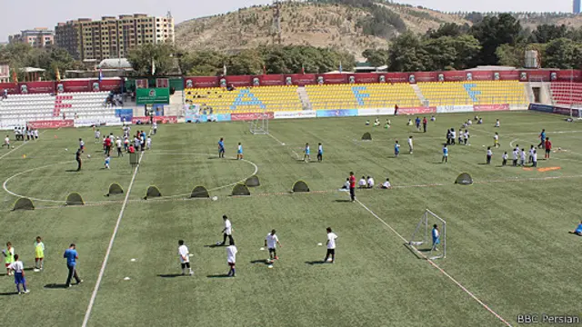 آقای پلاتینی به استادیوم غازی در کابل رفت و با شوت توپ فوتبال در میان ده‌ها فوتبالیست دختر و پسر افغان، حمایت خود را از فوتبال افغانستان اعلام کرد.