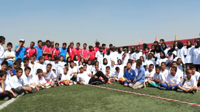 دهها فوتبالیست دختر و پسر در ورزشگاه فدراسیون فوتبال افغانستان جمع شده بودند.