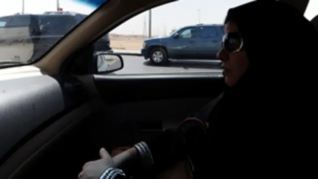 الكثيرات من السعوديات حصلن على اجازات قيادة من دول اخرى