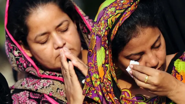 کراچی میں ایک احتجاجی مظاہرے میں شامل خواتین اپنے جذبات پر قابو نہیں رکھ سکیں۔