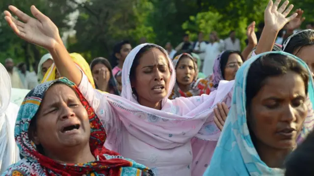وفاقی دارالحکومت اسلام آباد میں مظاہرین نے سڑک پر ٹائر جلا کر کچھ دیر کے لیے اہم شاہراہ بھی بلاک کر دی۔