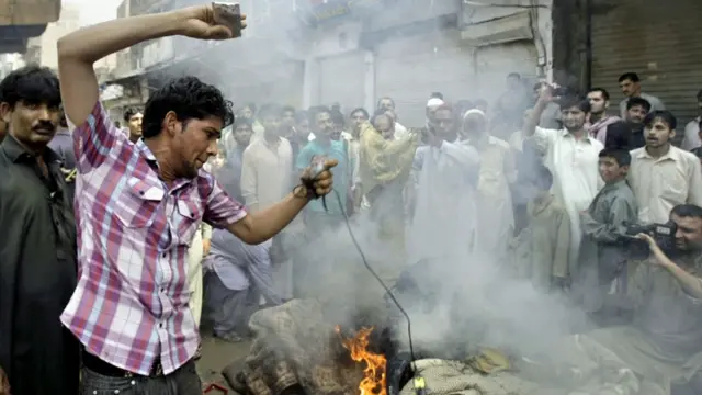 پاکستان میں اس سے پہلے بھی مسیحی برادری کو شدت پسندی کے واقعات میں نشانہ بنایا جا چکا ہے۔ مظاہرے کے دوران مشتعل نوجوانوں نے ٹائروں کو آگ لگائی۔