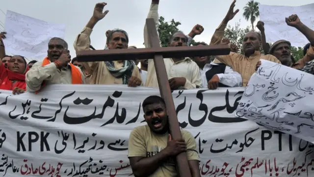 پشاور میں مسیحی برادری کا احتجاج لیڈی ریڈنگ ہسپتال کے ایمرجنسی وارڈ کے باہر سے شروع ہوا۔