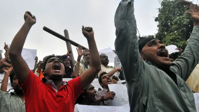 چرچ میں ہونے والے خودکش حملے میں ہلاک ہونے والے افراد کی تعداد اسی ہو گئی ہے جبکہ وفاقی اور خیبر پختونخوا کی حکومت نے تین روزہ سوگ کا اعلان کیا ہے۔